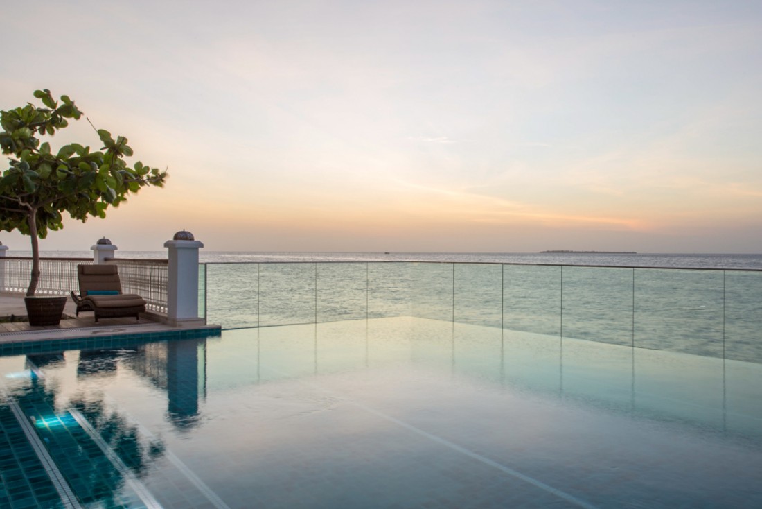 La piscine infinity dominant la plage et l'océan du tout nouveau Park Hyatt Zanzibar.