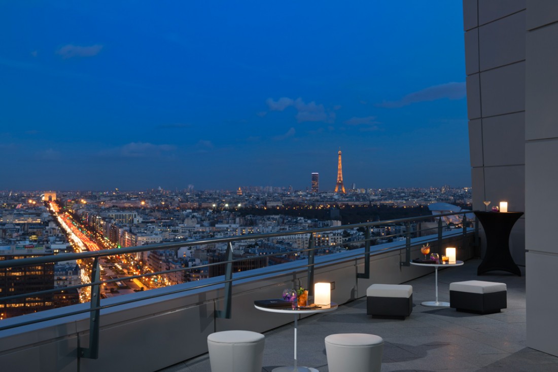Le Skyline Paris Lounge & Bar, unique rooftop de la Défense et véritable atout de l'hôtel © Melià