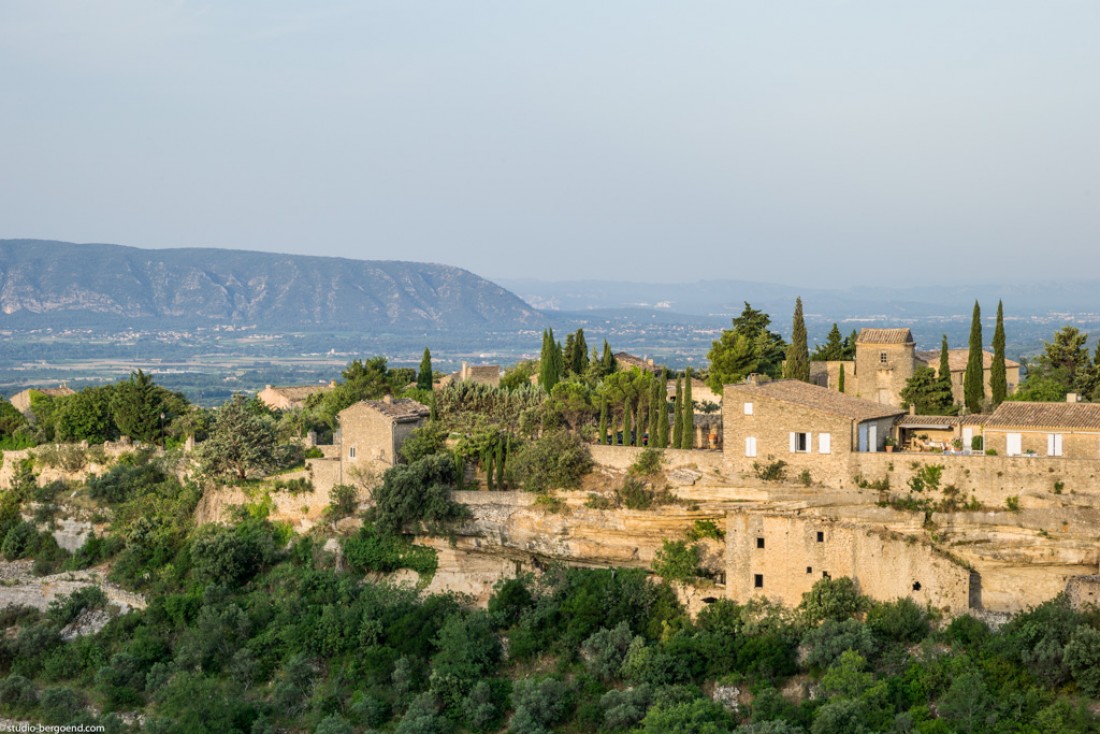 Le village de Gordes, où est établi la bastide éponyme, est considéré comme l'un des plus beaux de Provence.