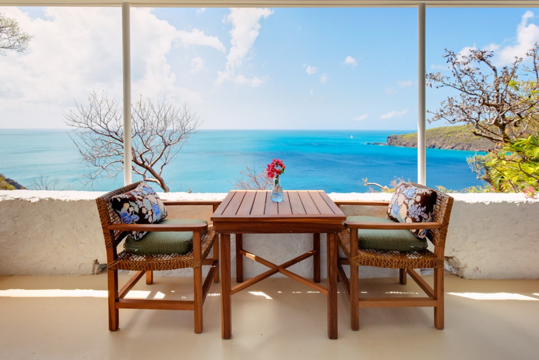 Terrasse avec vue dans l'un des cottages de la très exclusive Guana Island © Guana Island