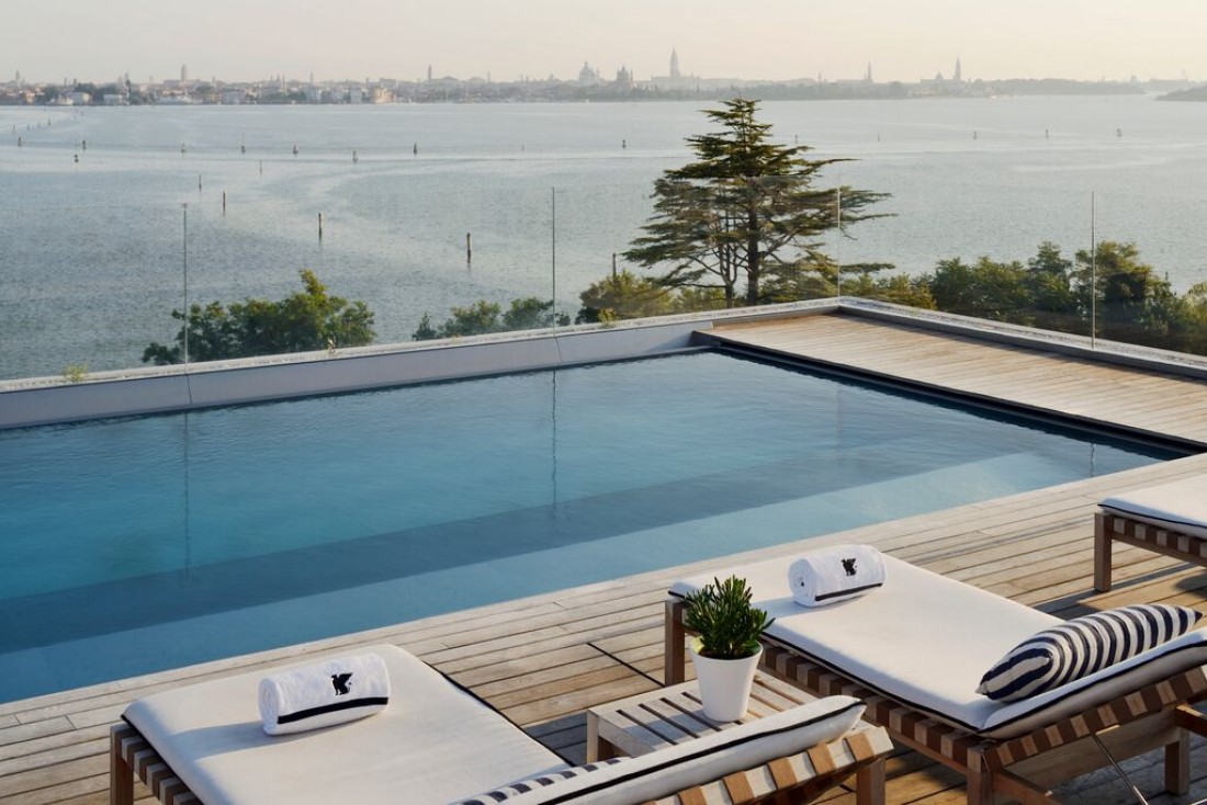 Particularité du tout nouveau JW Marriott à Venise : sa piscine à débordement sur le toit de l'hôte avec vue sur la ville dans le fond © JW Marriott