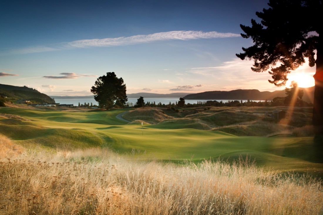 Le 14ème trou du splendide golf du Kinloch Club, en Nouvelle-Zélande © The Kinloch Club