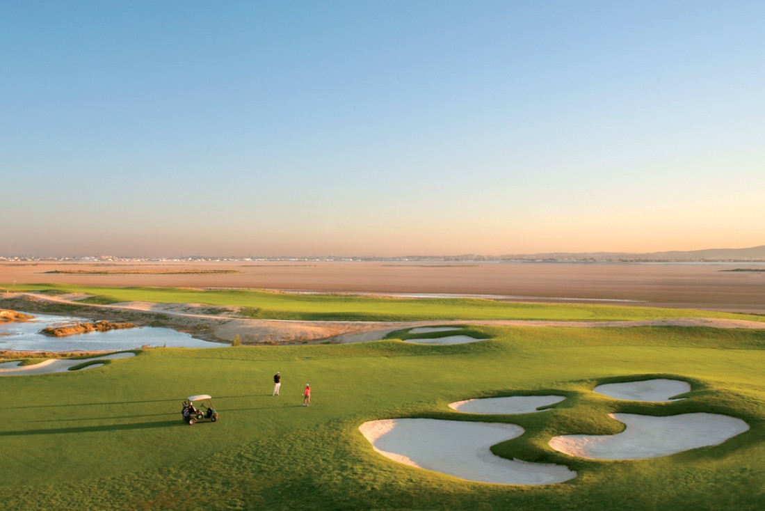 Le splendide golf de The Residence Tunis, entre mer et lac salé, a été imaginé par Robert Trent Jones II | © The Residence Tunis