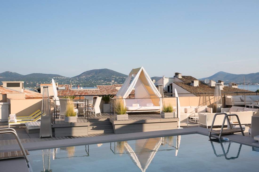 Sur le toit de l’hôtel, une piscine domine les toits du village le plus connu du Var | © Hôtel de Paris Saint-Tropez