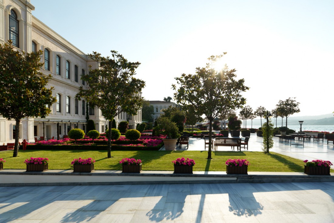 Sur la splendide terrasse du Four Seasons Bosphorus, le long du Bosphore © Four Seasons Hotels & Resorts