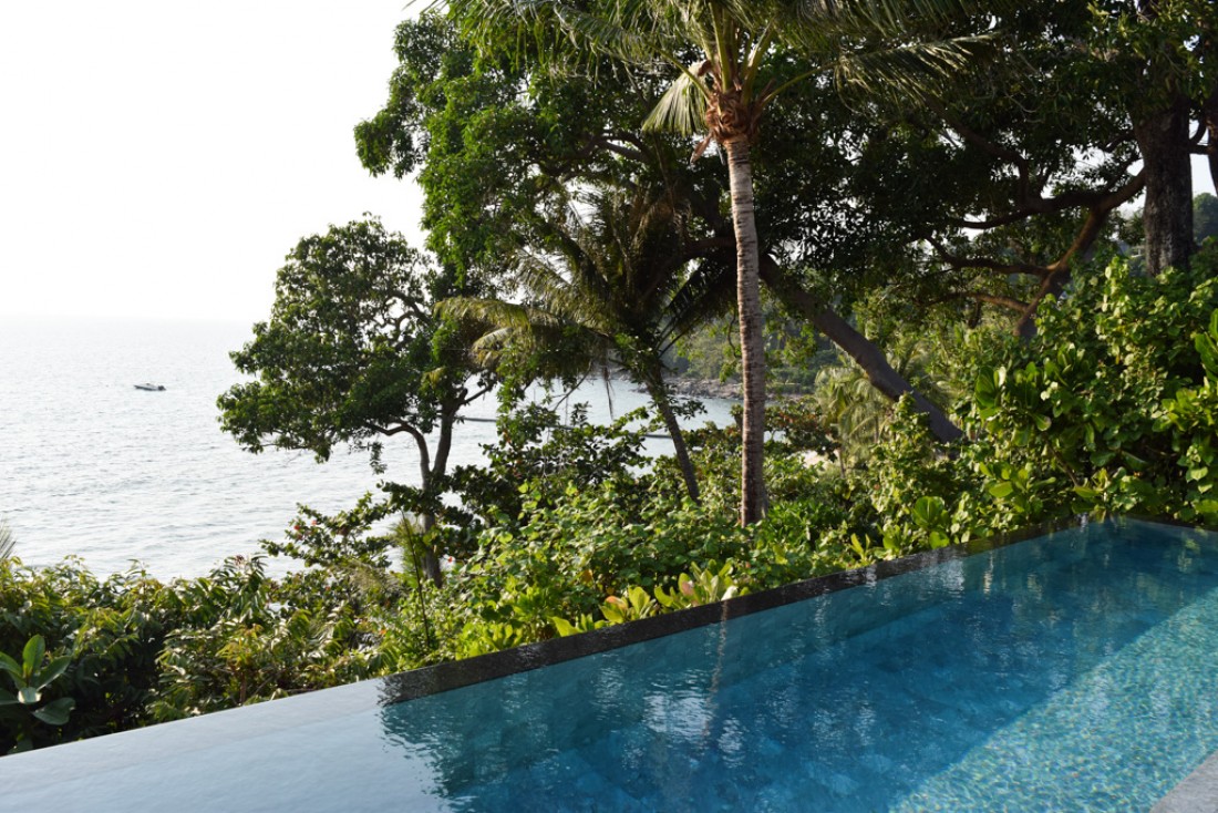 Les piscines des villas surplombent la mer d’Andaman | © Yonder.fr