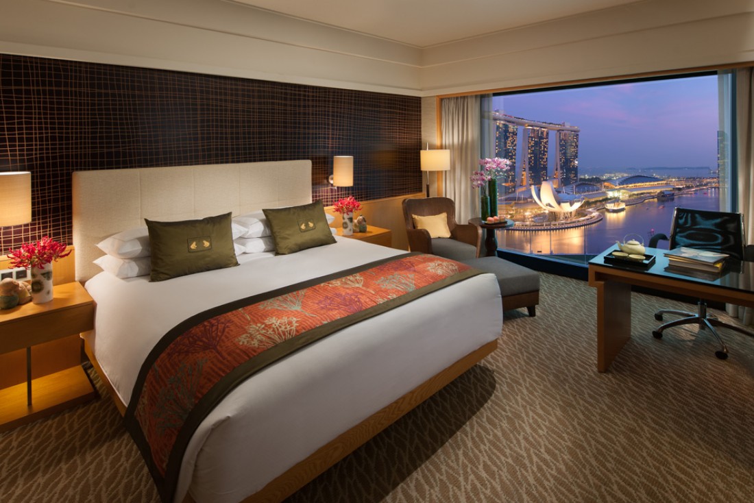 Les chambres Premier Harbour (ou Marina Bay View) offrent des vues spectaculaires sur la baie de Singapour et Marina Bay Sands | © Mandarin Oriental Hotels Group