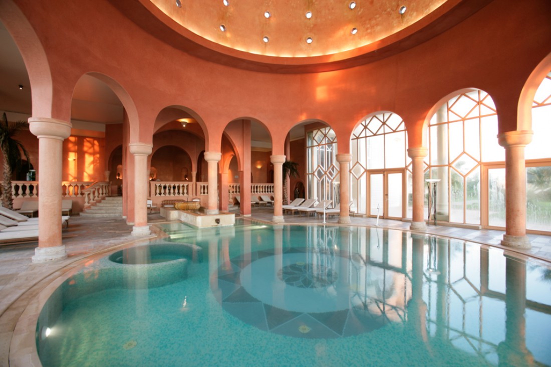 A l’intérieur du centre de thalassothérapie, une grande piscine d’eau salée | © The Residence Tunis