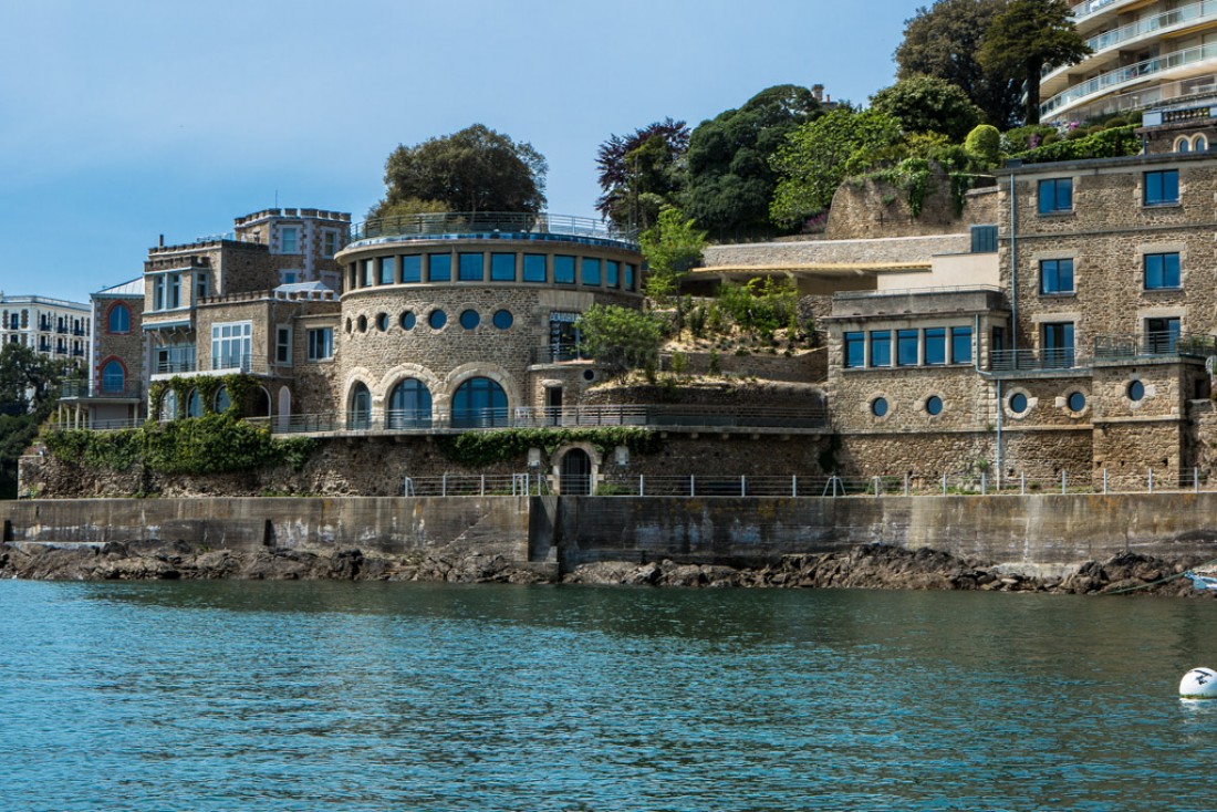 La sublime bâtisse de Dinard a traversé les hommes et les époques. Aujourd'hui l'hôtel Castelbrac s'élève sur la mer.