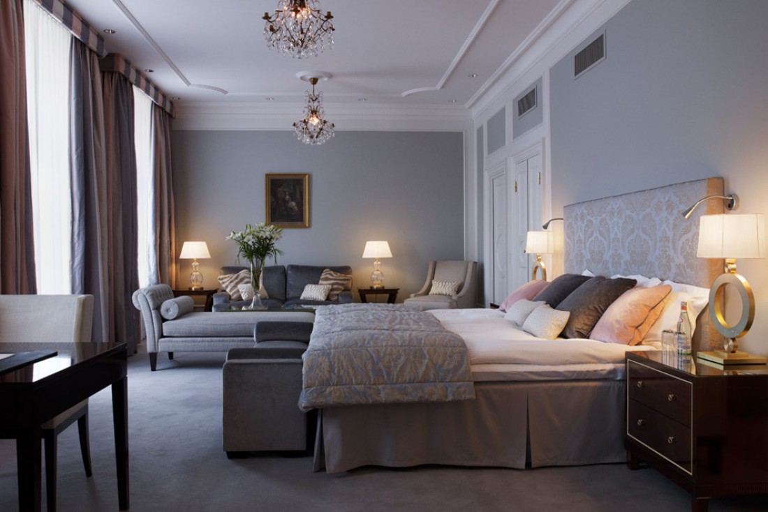 Une très luxueuse chambre Deluxe, la catégorie de chambre la plus spacieuse, aménagée comme une Junior Suite. | © Grand Hôtel Stockholm