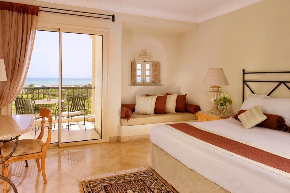 Une chambre Deluxe avec balcon et vue mer | © The Residence Tunis