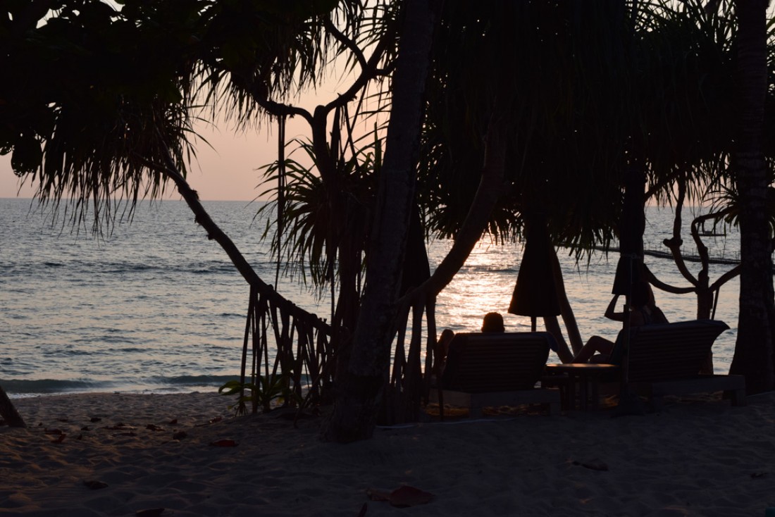 Coucher de soleil sur la plage privée du Trisara | © Yonder.fr