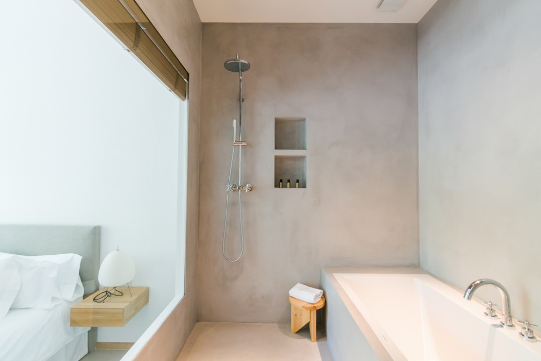 De belles salles de bain avec d’immenses baignoires s’ouvrent sur l’extérieur dans les chambres et suites les plus spacieuses | © Margot House Barcelona
