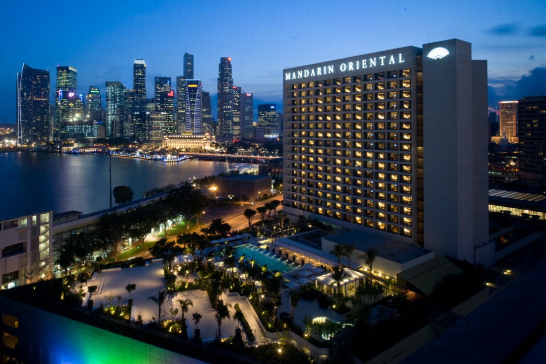 L’hôtel face à la skyline à la tombée de la nuit | © Mandarin Oriental Hotels Group