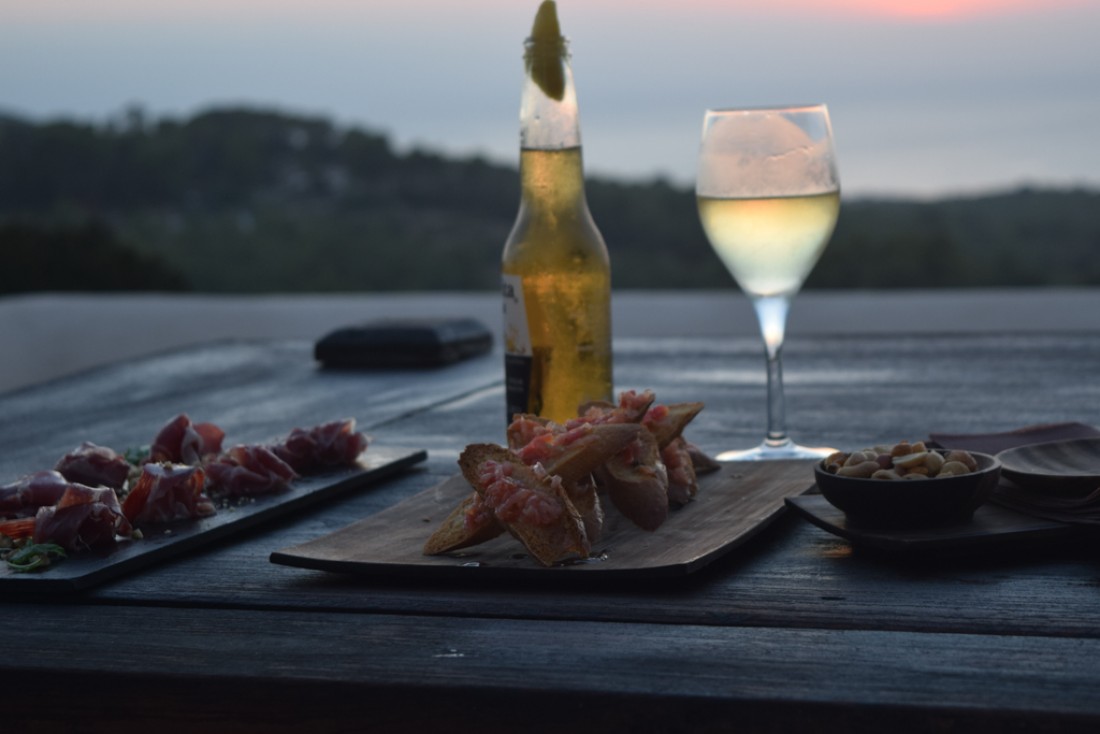 Tapas, préparées par Alexandre Narakas lui-même, servies sur la terrasse privée de la suite Parma | © Yonder.fr