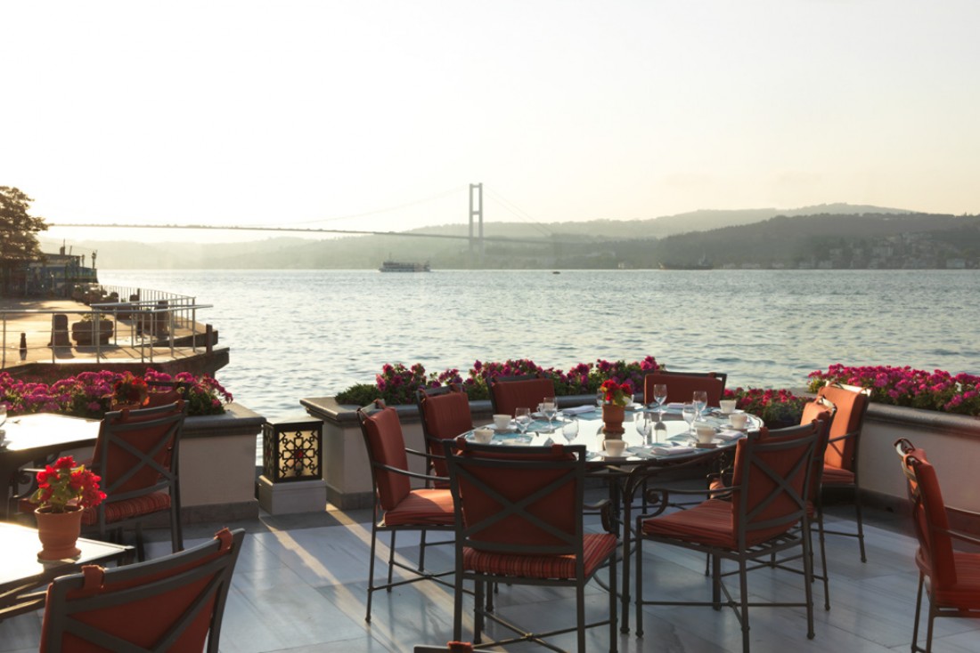 Vue sur le Pont Bosphore depuis la terrasse du restaurant Aqua © Four Seasons Hotels & Resorts