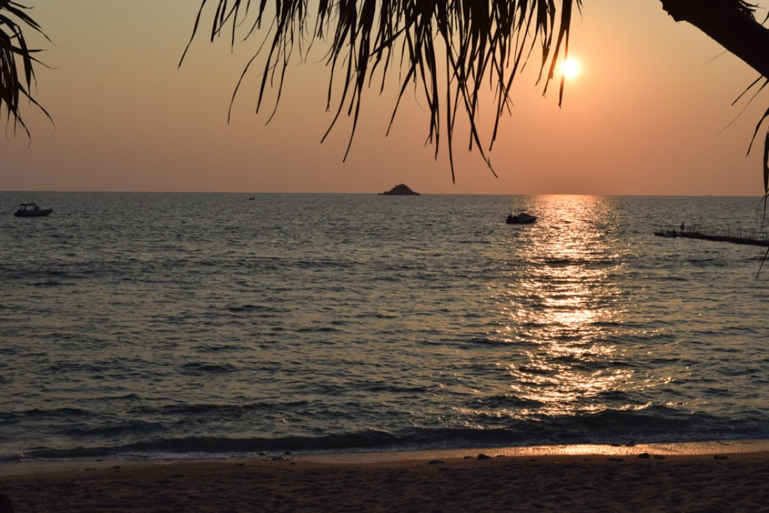 Coucher de soleil sur la plage privée du Trisara | © Yonder.fr