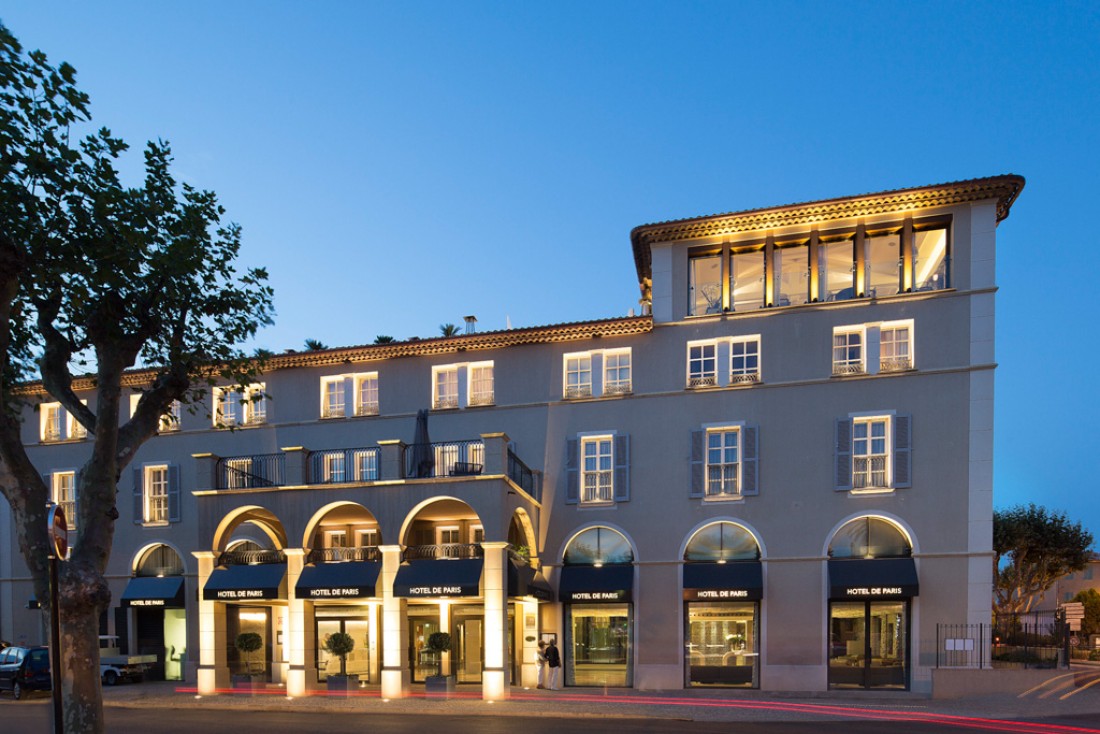 Façade extérieure de l’Hôtel de Paris Saint-Tropez à la nuit tombée| © Hôtel de Paris Saint-Tropez