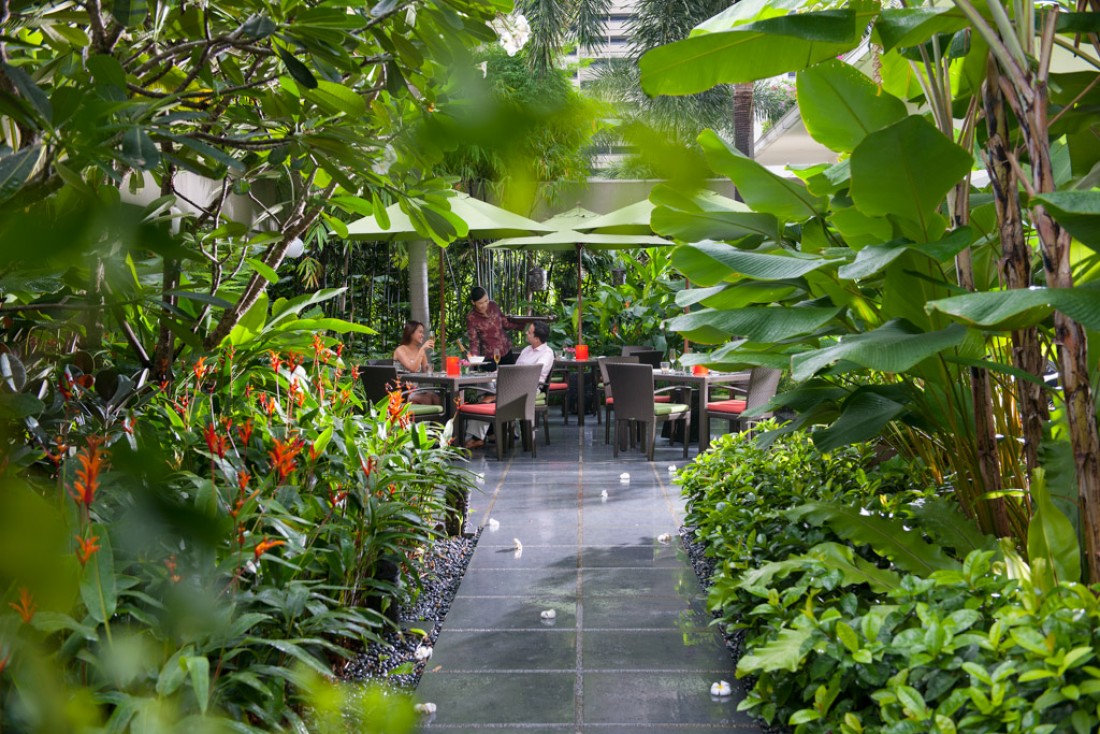 Chaque matin, il est possible de prendre son petit-déjeuner dans l’un des jardins de l’hôtel, ici au restaurant MELT | © Mandarin Oriental Hotels Group