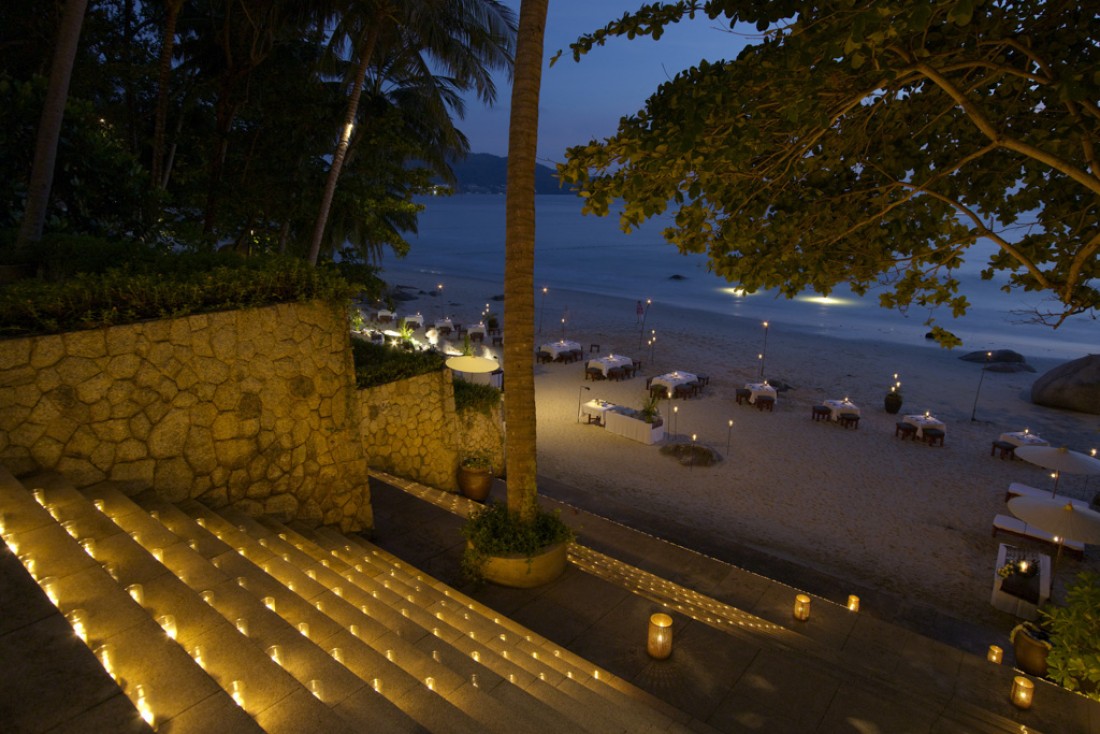 Pendant la belle saison, l’Amanpuri organise des barbecues éclairés aux flambeaux sur sa plage privée  | © Aman