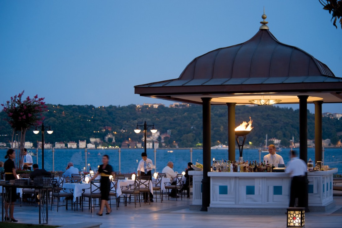Le restaurant de l'hôtel, Aqua, bénéficie d'une situation de choix au bord du Bosphore © Four Seasons Hotels & Resorts