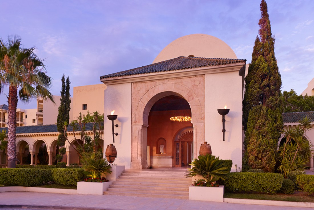 L’entrée de l’hôtel, au crépuscule | © The Residence Tunis