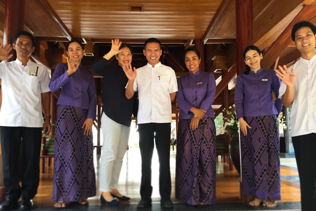 Le staff de l’Amanpuri se réunit pour saluer les guests quittant les lieux | © Yonder.fr