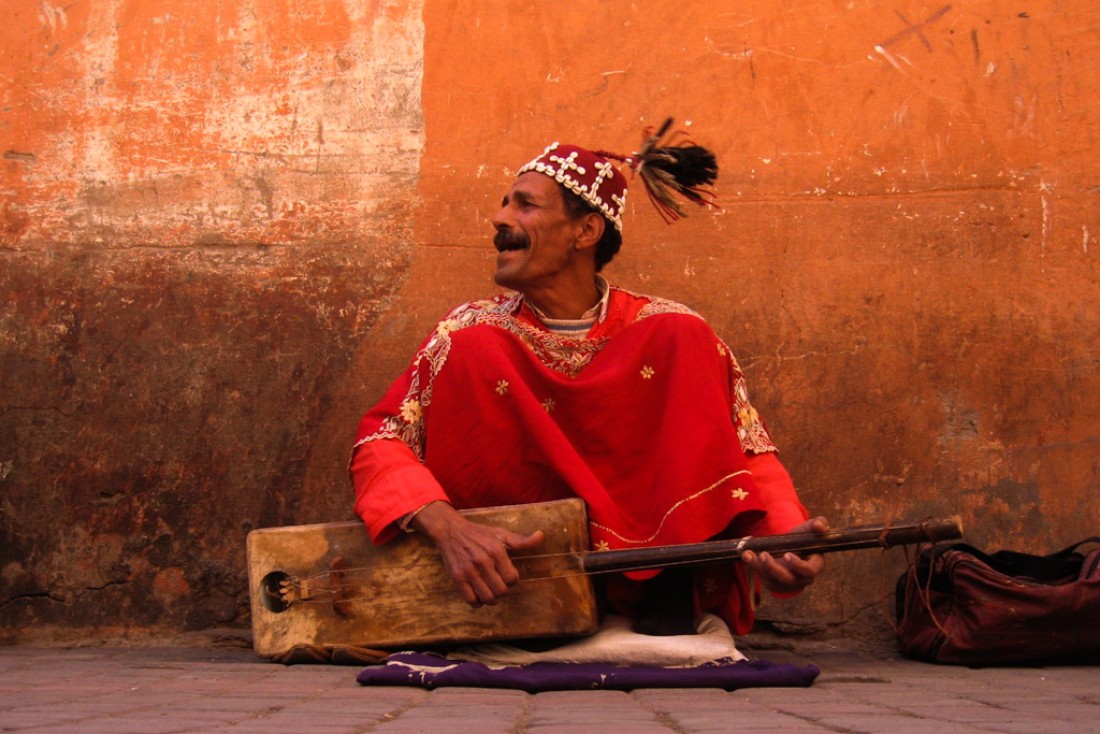 Musicien jouant du guimbri dans la médina | © Flickr CC – Ahron de Leeuw - https://flic.kr/p/5ScRZr