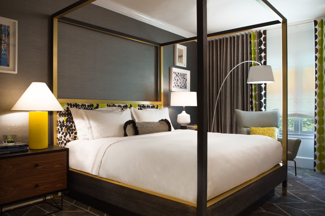 Le lit à baldaquin minimaliste des chambres standards. | Kimpton Hotels