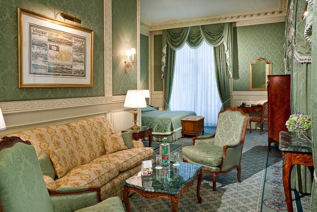 Une très confortable Junior Suite dans des tons verts | © Grand Hotel Wien