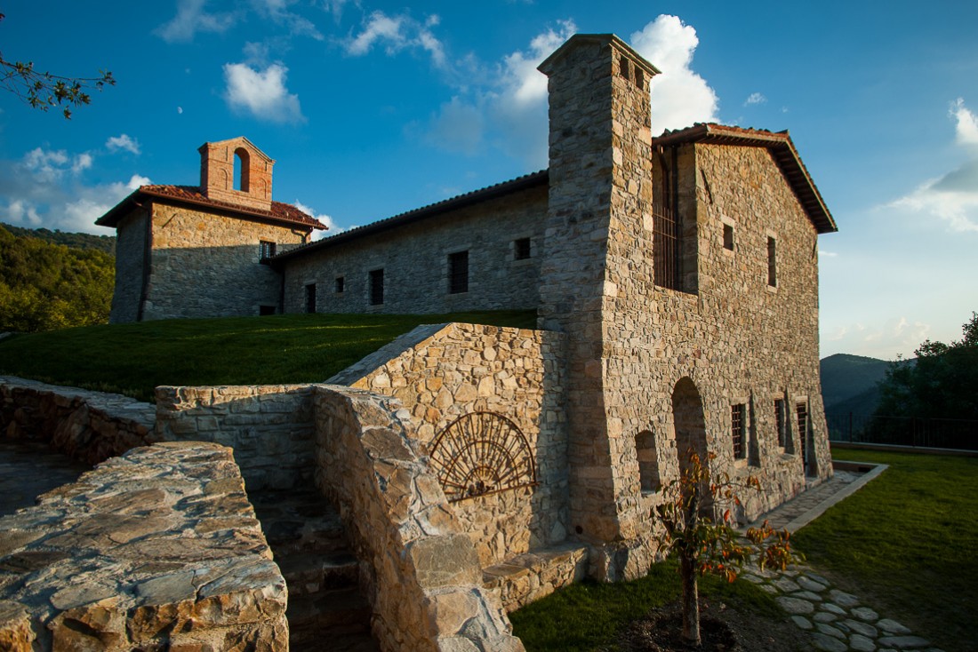 La façade de l'Eremito, lieu de retraite à l'atmosphère monacale au coeur d'une réserve de 3 000 hectares en Ombrie