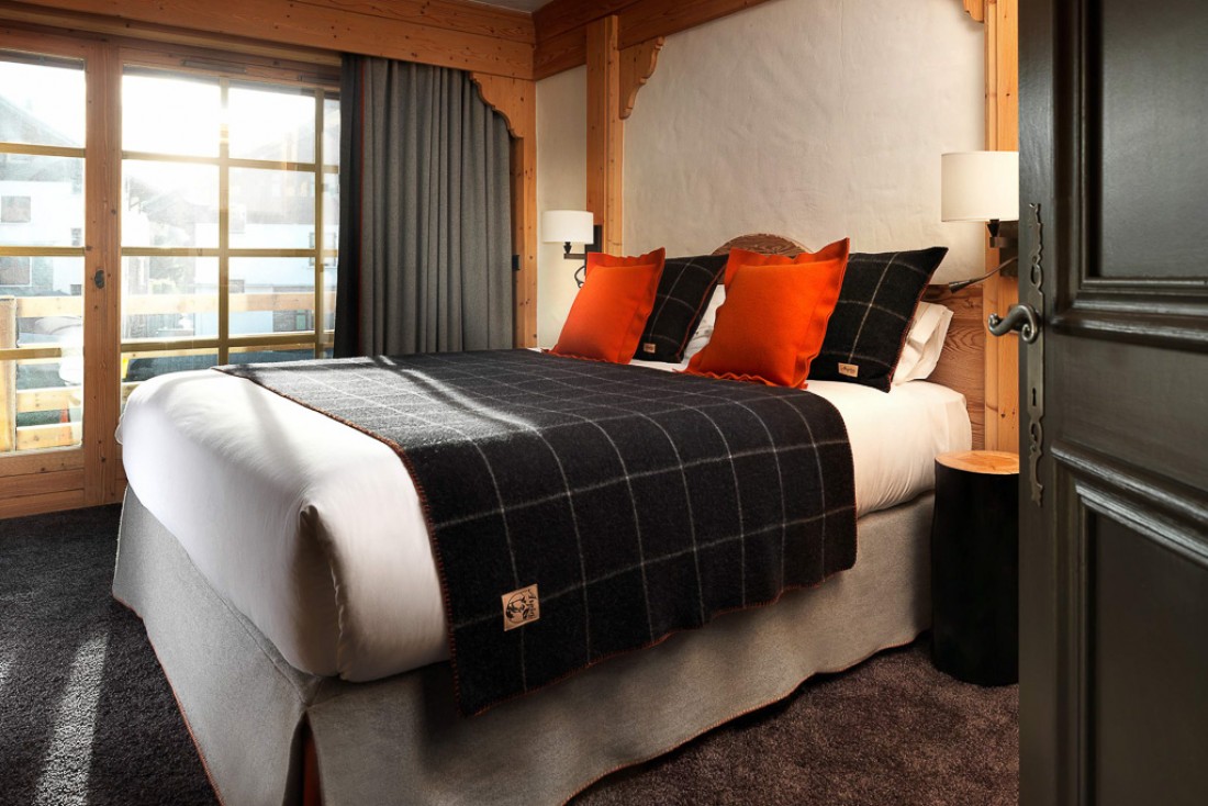 Les chambres mêlent habilement tradition montagnarde et style contemporain | © M de Megève