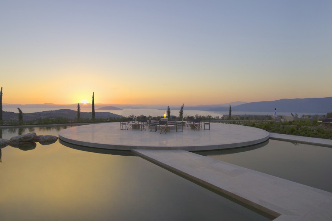 L'une des spectaculaires terrasses de l'Amanzoe, le resort ultra chic d'Aman en Grèce