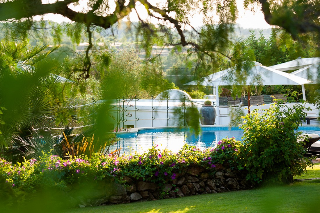 La piscine dans les jardins de l’hôtel, un véritable havre de paix