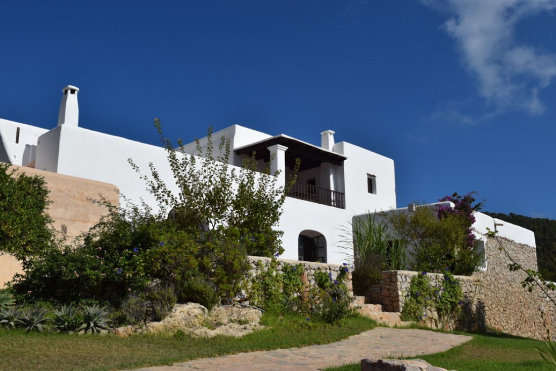 La finca au soleil, vue depuis l’une des terrasses | © Can Pujolet