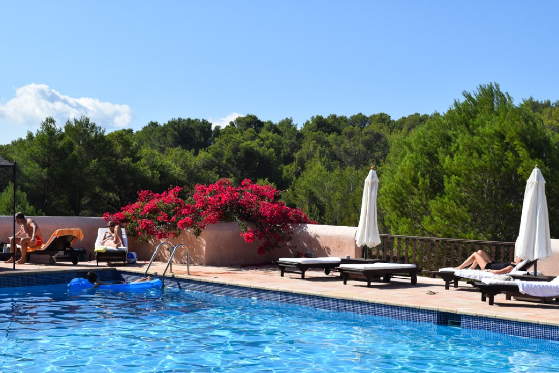 La belle piscine de l’hôtel, idéale pour les bains de soleil | © Yonder.fr