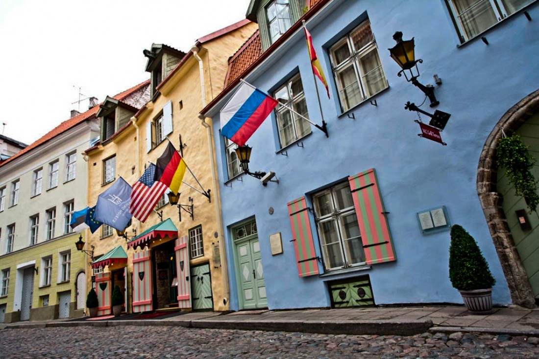 La façade de l’hôtel : des maisons colorées typiques de la vieille ville et des drapeaux | © Hotel Schlössle