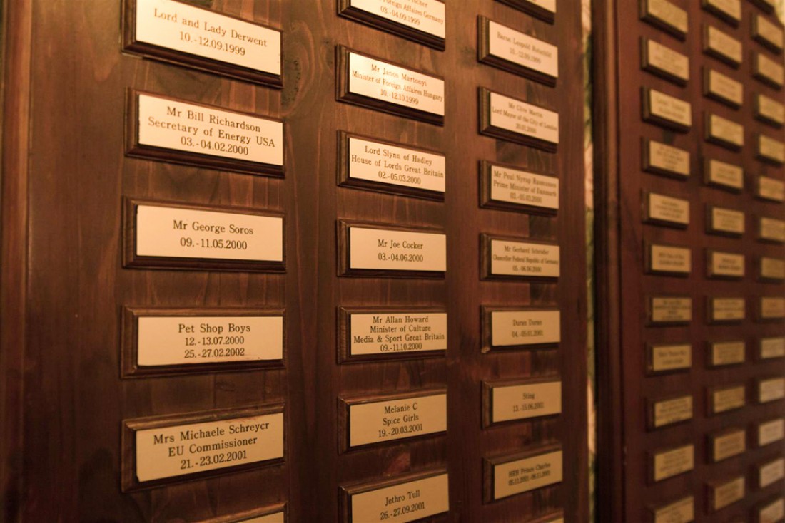 Le « Wall of Fame » du Schlössle : y sont notés les noms de toutes les nombreuses célébrités ayant séjourné ici | © Hotel Schlössle
