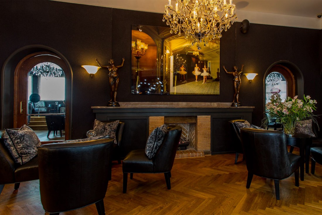 Le lobby est particulièrement confortable avec sa cheminée | © Hotel St. Petersbourg