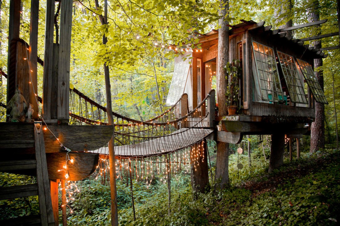 La cabane de Katie et Peter est perchée dans les bois, à quelques minutes seulement du centre d'Atlanta