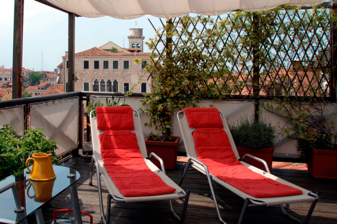 La terrasse rooftop et ses transats | © Ca' Pisani Hotel