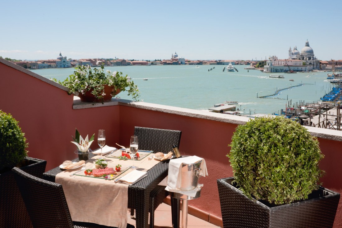 Terrasse privative avec vue sur la lagune d'une Junior Suite | © Londra Palace