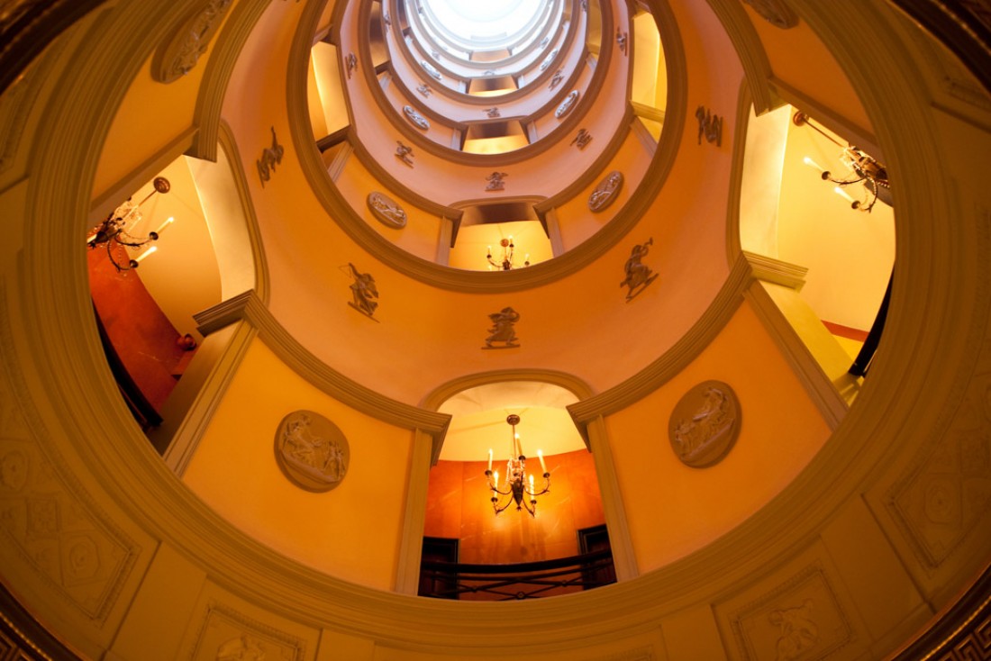 L'escalier en spirale, puits de lumière et symbole architectural de l'hôtel | © Amy Murrell