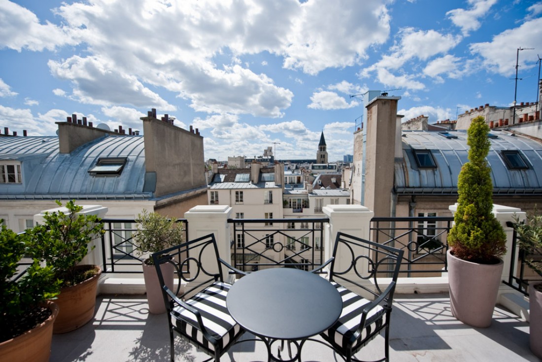 La terrasse de la Suite Cardinale dominant les toits du quartier | © Amy Murrell
