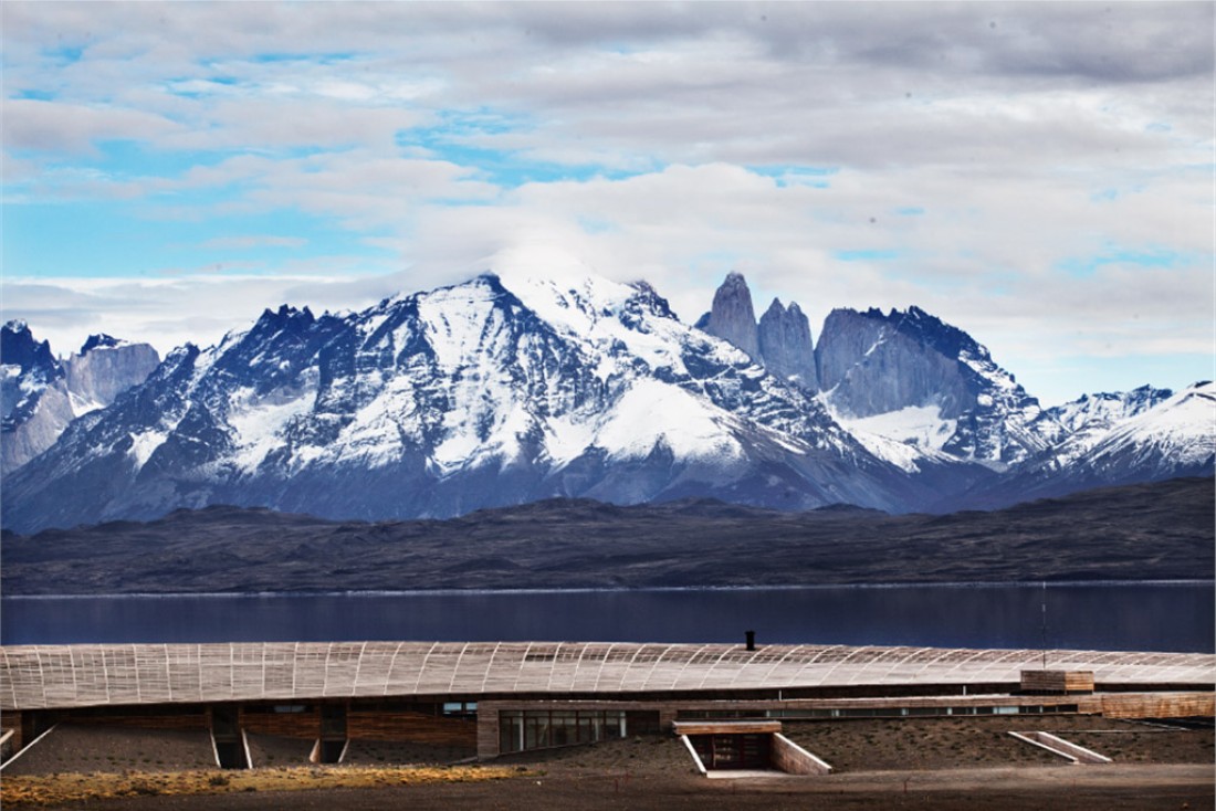 Le Tierra Patagonia au premier plan devant les sommets de Torres del Paine | © Tierra Patagonia