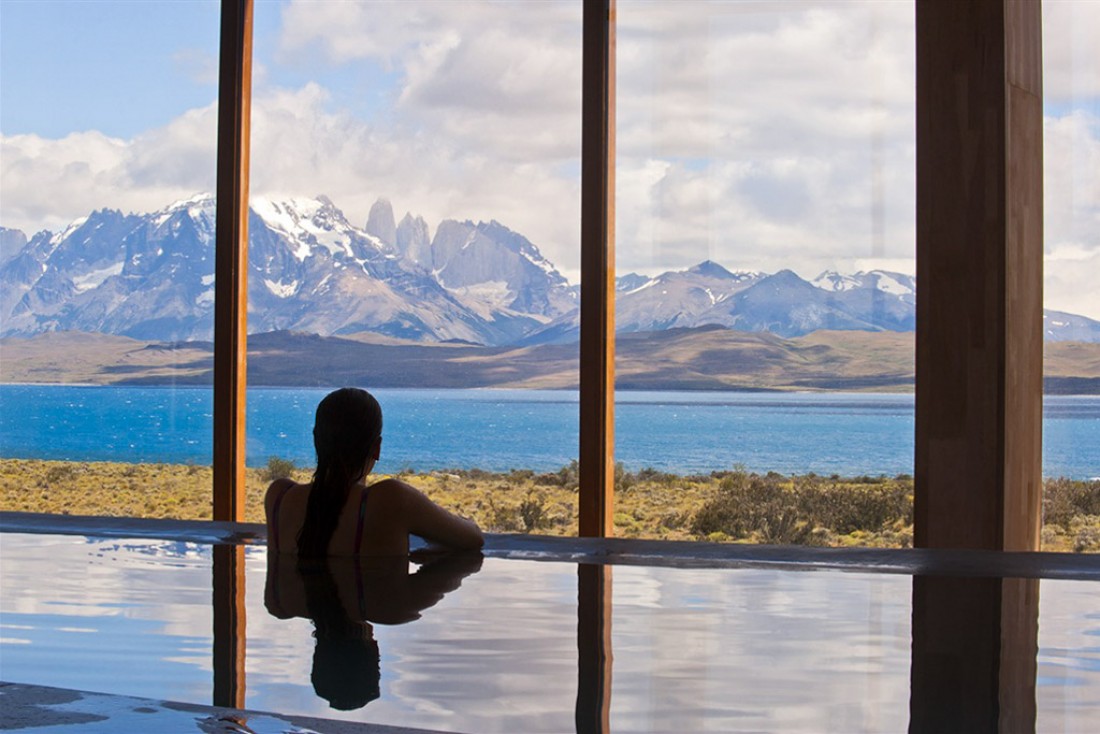 Vue de la piscine à débordement au Uma Spa. | © Tierra Patagonia