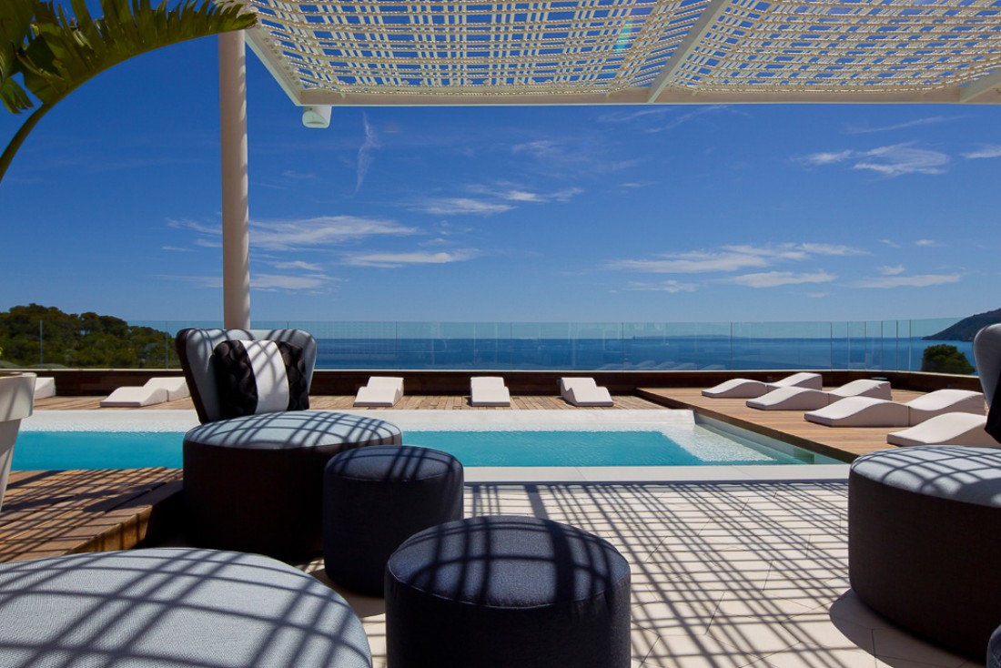 Piscine et lounge sur le rooftop de l’hôtel | © Aguas de Ibiza