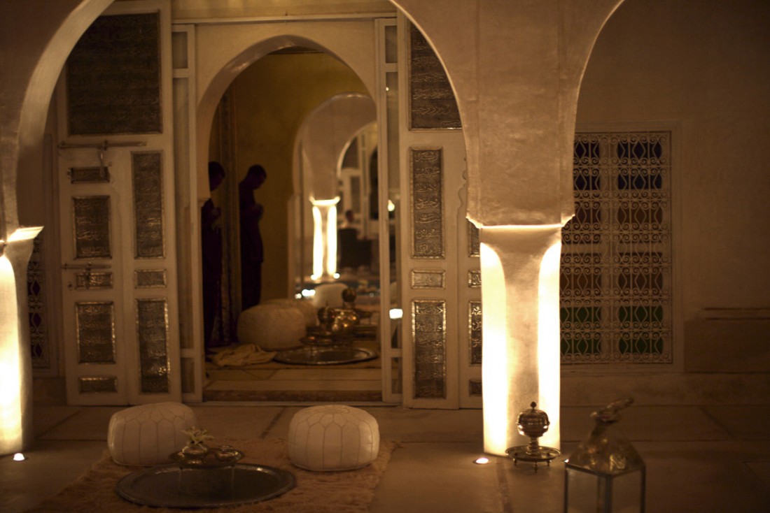 Ambiance tamisée au cœur du riad une fois la nuit tombée | © AnaYela