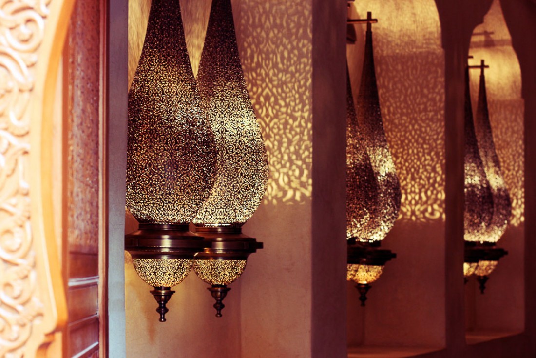 Les luminaires de Yahya, véritables œuvres d’art, omniprésents dans l’hôtel | © La Maison Arabe