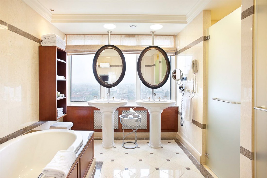 Salle de bain avec vue dans une Deluxe Junior Suite | © Hotel Okura Amsterdam